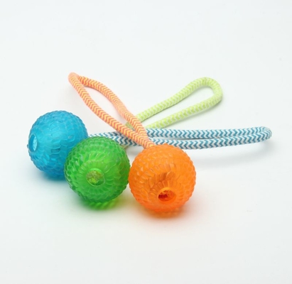 ลูกยางนุ่มสีสันสดใสพร้อมเชือกทำกิจกรรมเคี้ยวของเล่นสุนัข