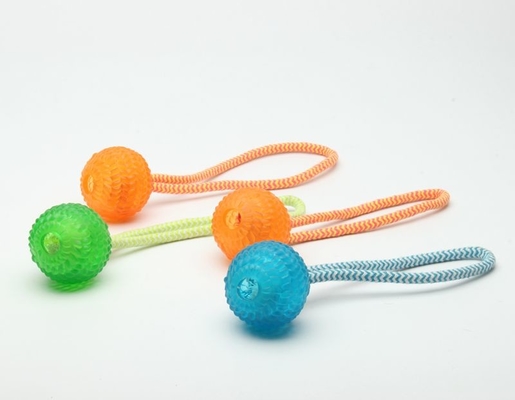ลูกยางนุ่มสีสันสดใสพร้อมเชือกทำกิจกรรมเคี้ยวของเล่นสุนัข